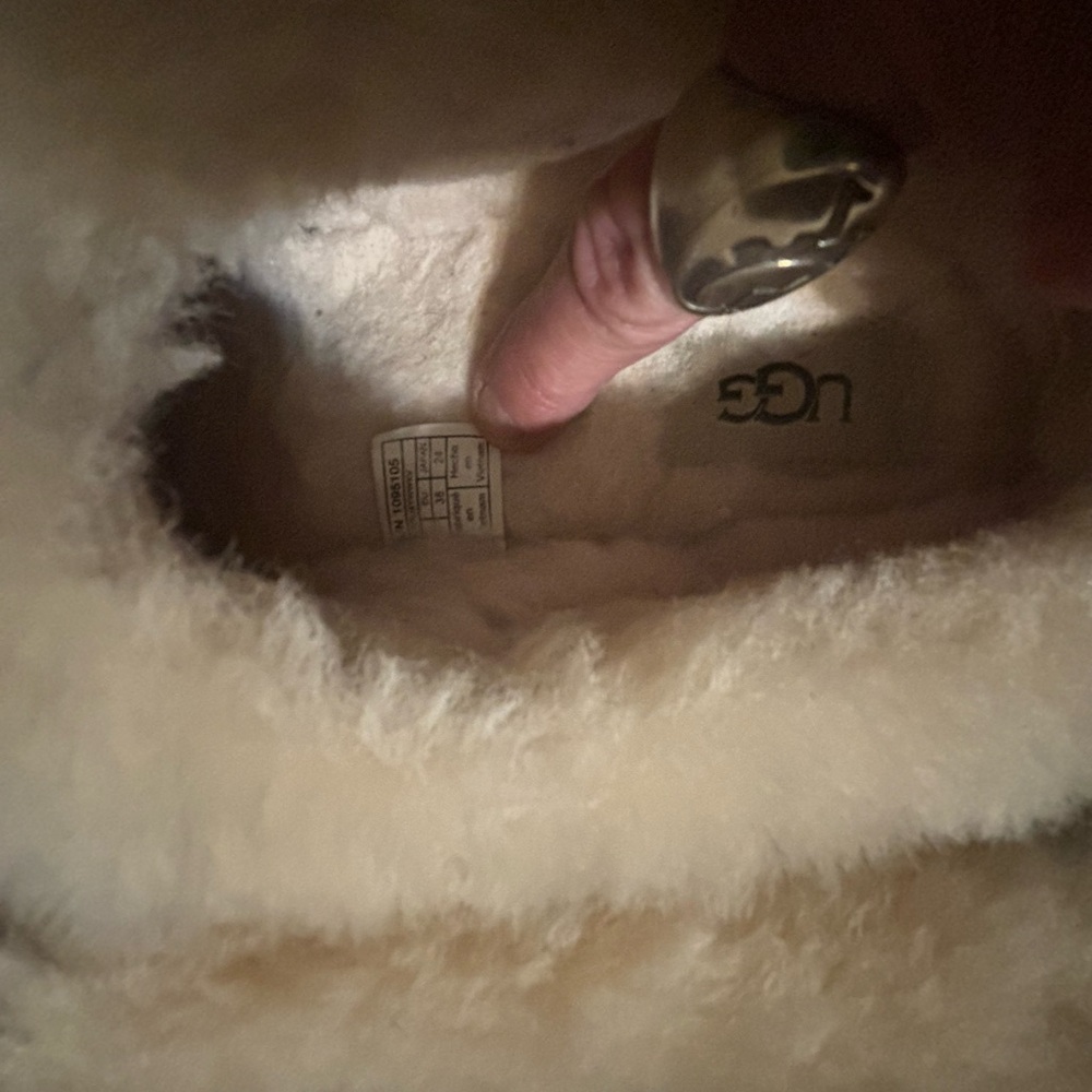 UGG Slippers/Shoes Women’s - Picture 11 of 12